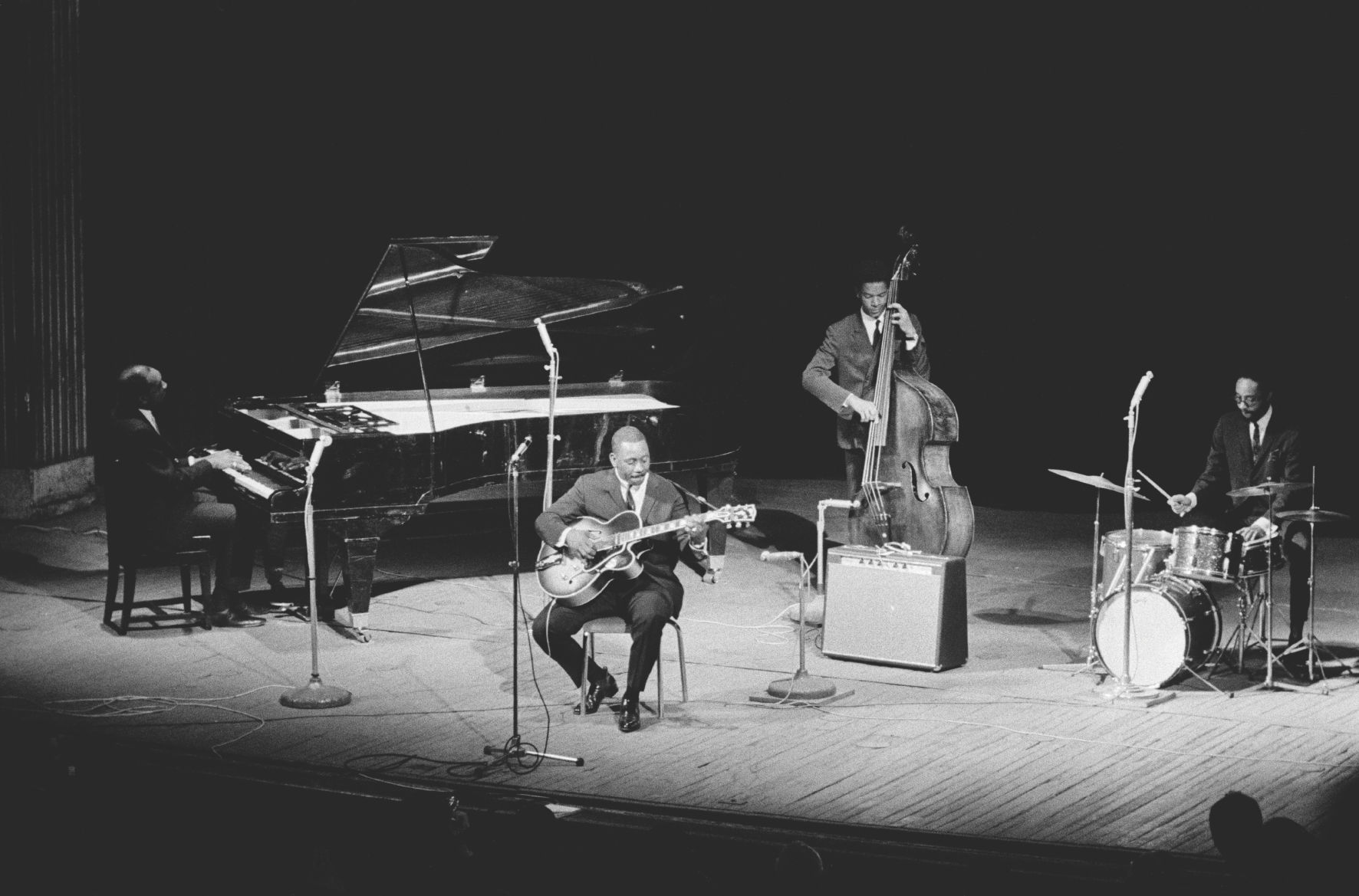 03_OnStage_HaroldMabern_WesMontgomery_ArthurHarper_JimmyLovelace_Photo_by_Jean-PierreLeloir.jpg
